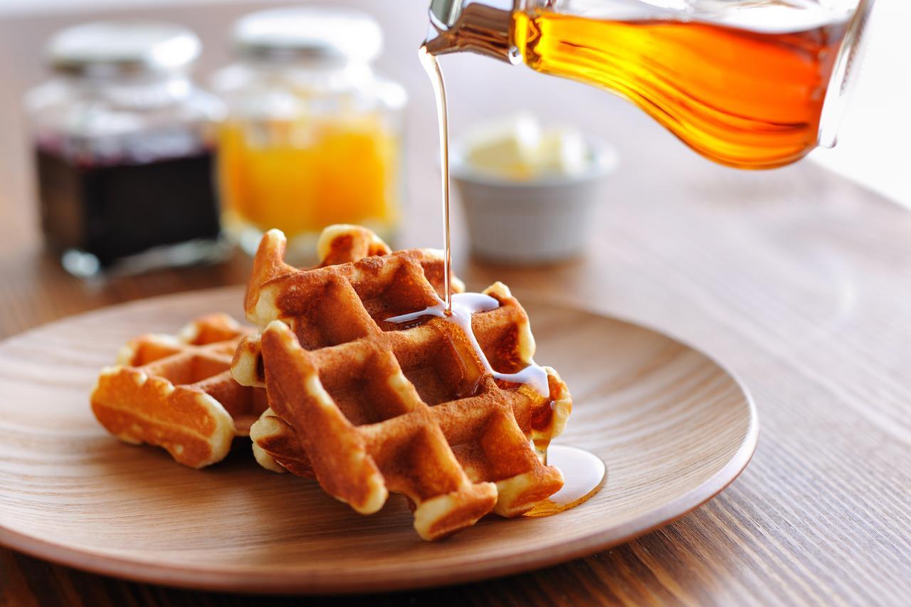 Omo7 Asahikawa By Hoshino Resorts Exterior foto Maple syrup being poured on a stack of waffles