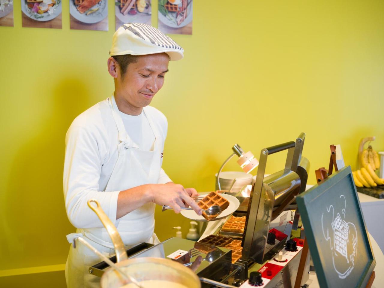 Omo7 Asahikawa By Hoshino Resorts Exterior foto A chef preparing Belgian waffles